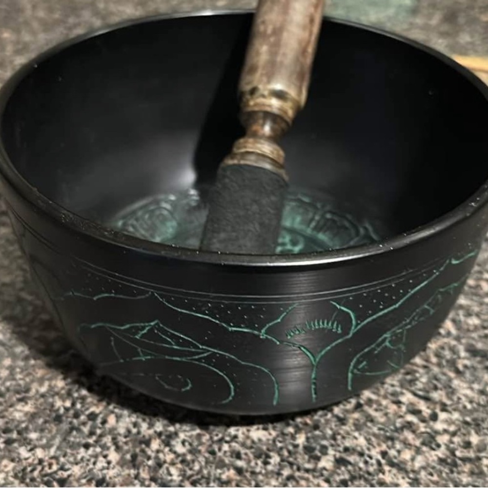 Embossed buddha singing bowl with mallet